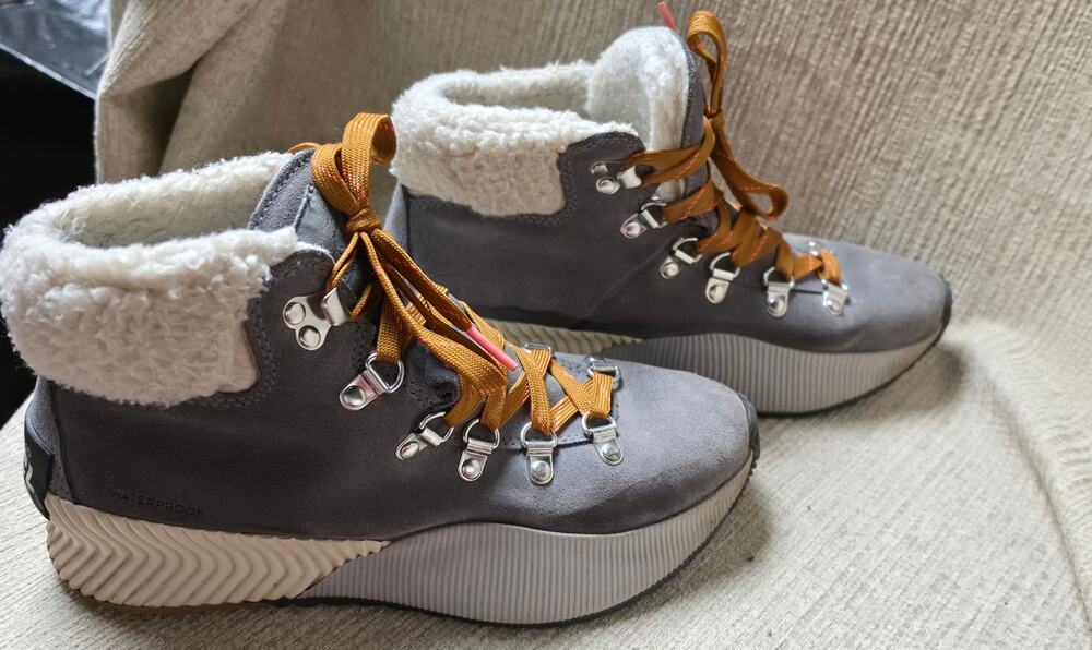Sorel Out N About III Conquest Waterproof Suede Boots Gray Fur Size 7